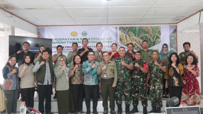 DIABADIKAN: Kepala Badan Pusat Perakitan dan Modernisasi Tanaman Pangan juga Penjabat Kepala Dinas Pertanian Sumatera Utara DR Ir Haris Syahbudin, Kepala DPKP Dairi Robot Simanullang, Dandim 0206 Dairi Letkol CZi Nanang Sujarwanto, dan lainya diabadikan usai mengikuti rakor LTT di Dairi, Kamis (16/10).(ISTIMEWA)