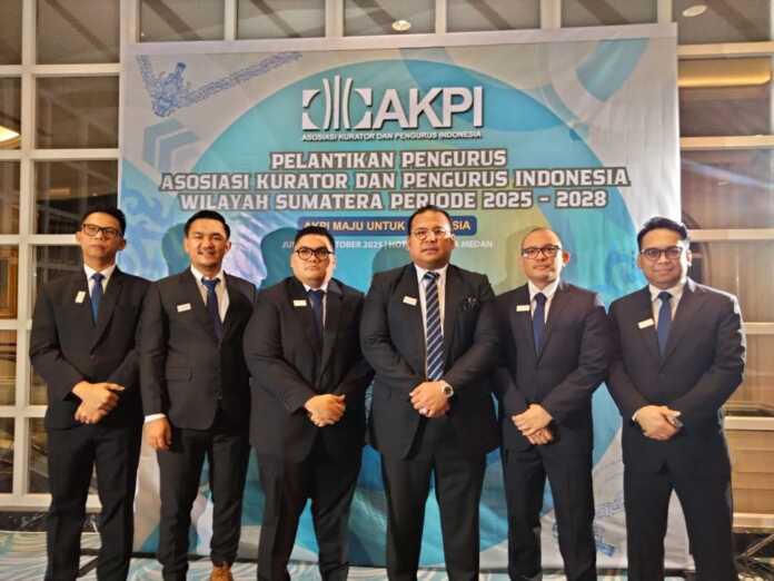 BERSAMA: Ketua Umum AKPI, Dr Jimmy Simanjuntak SH MH bersama pengurus Wilayah Sumatera AKPI 2025-2028 di Adimulia Hotel, Kota Medan, Jumat (17/10).