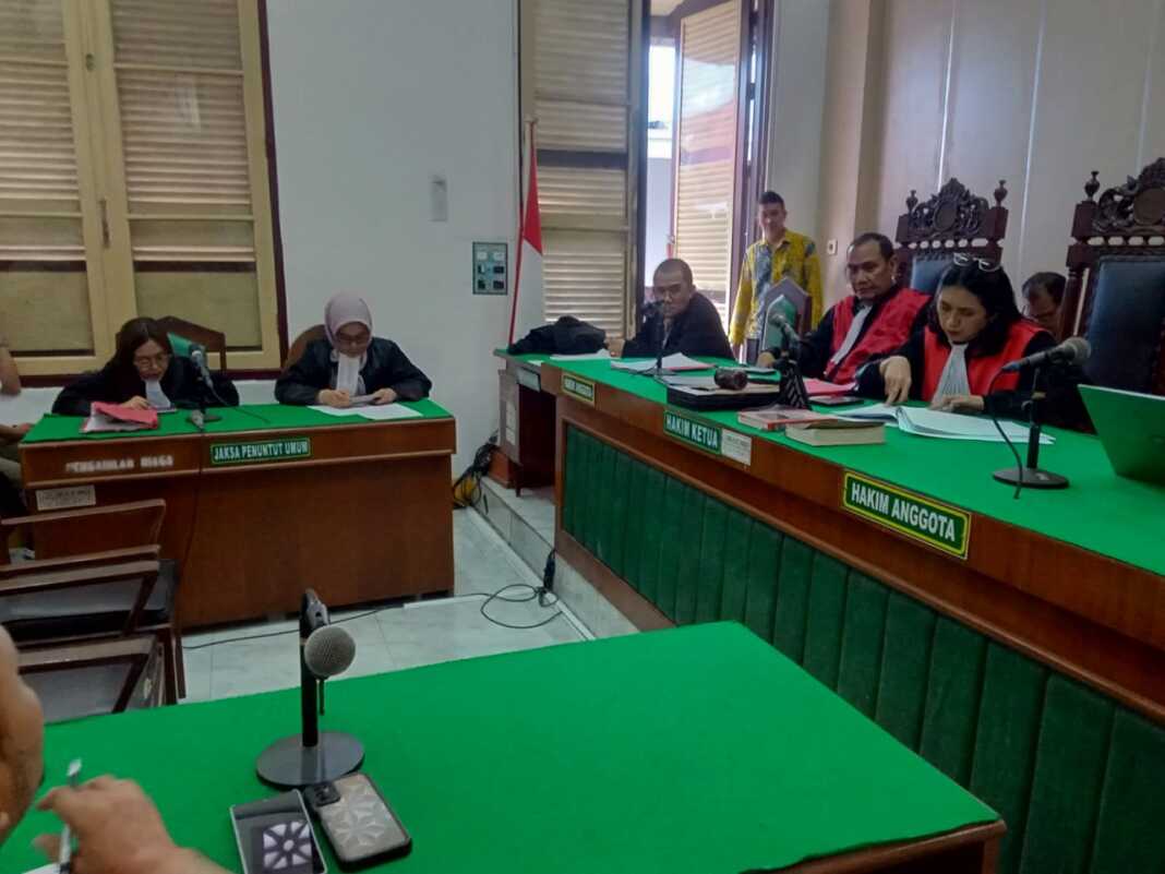 VONIS: Hakim PN Medan membacakan putusan terhadap Siti Diana Megawati, terdakwa kasus TPPO secara virtual, Jumat (17/10). (GUSMAN HARAHAP/SUMUT POS)