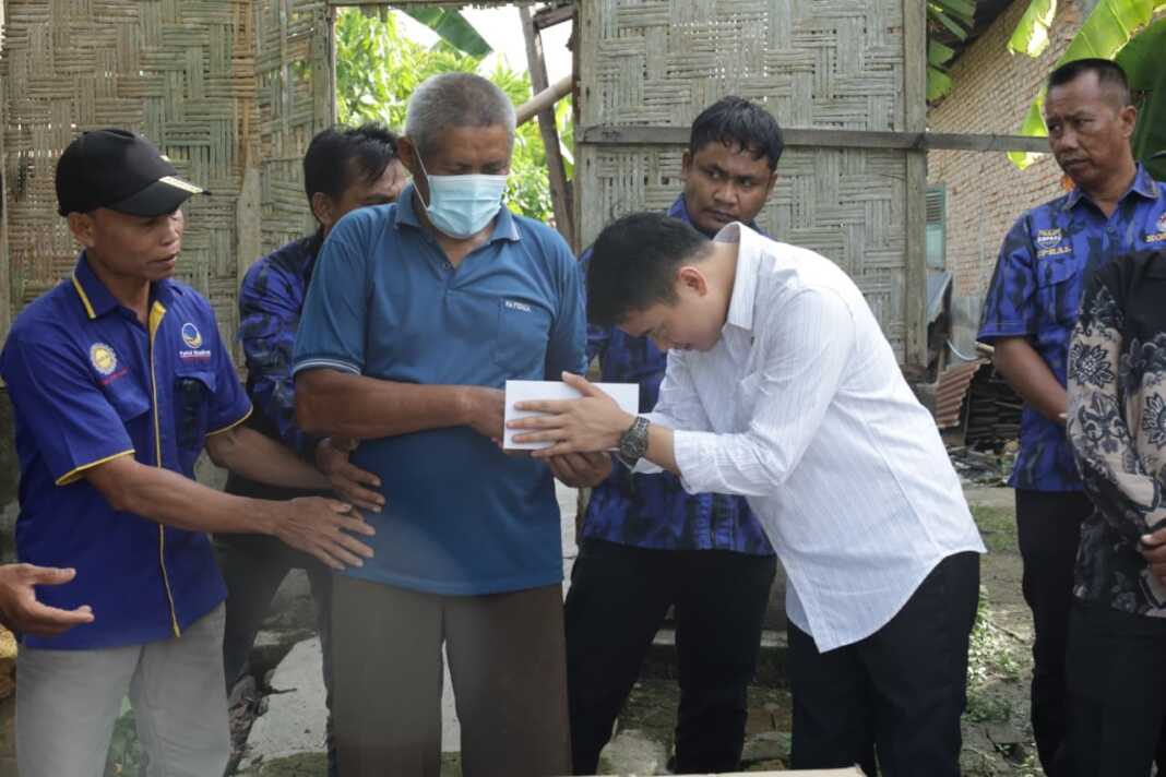 Wakil Ketua DPRD Sumut Ricky Anthony memberikan tali asih kepada Ngadirun, korban kebakaran di Stabat. (ISTIMEWA/SUMUT POS)