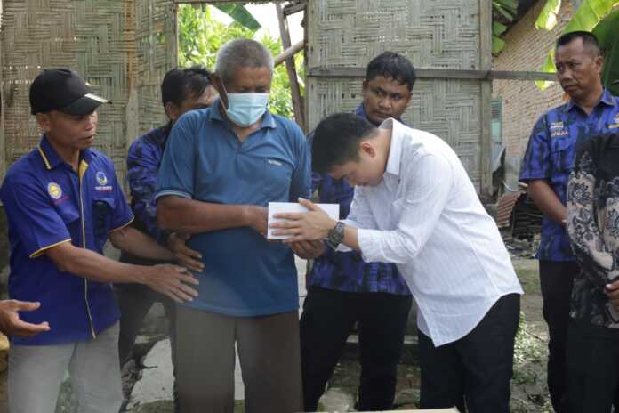 Wakil Ketua DPRD Sumut Ricky Anthony memberikan tali asih kepada Ngadirun, korban kebakaran di Stabat. (ISTIMEWA/SUMUT POS)