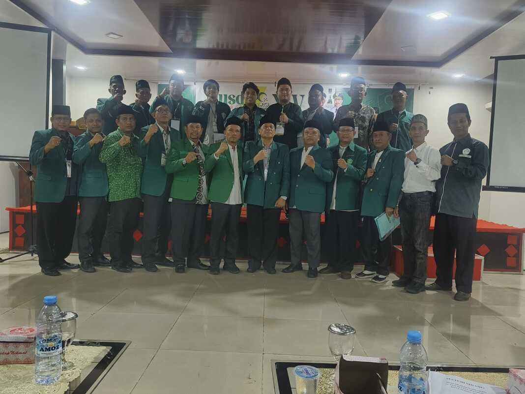 BERSAMA: Usai terpilihnya Ketua baru pada Musda XIV Al Jam’iyatul Washliyah Kota Tebingtinggi, para peserta dan pengurus diabadikan bersama sebagai bentuk semangat kebersamaan dan komitmen untuk memajukan organisasi. (Istimewa)