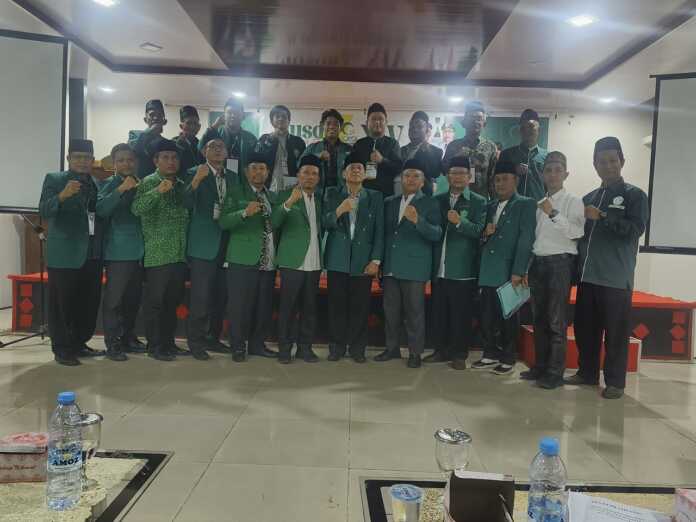 BERSAMA: Usai terpilihnya Ketua baru pada Musda XIV Al Jam’iyatul Washliyah Kota Tebingtinggi, para peserta dan pengurus diabadikan bersama sebagai bentuk semangat kebersamaan dan komitmen untuk memajukan organisasi. (Istimewa)