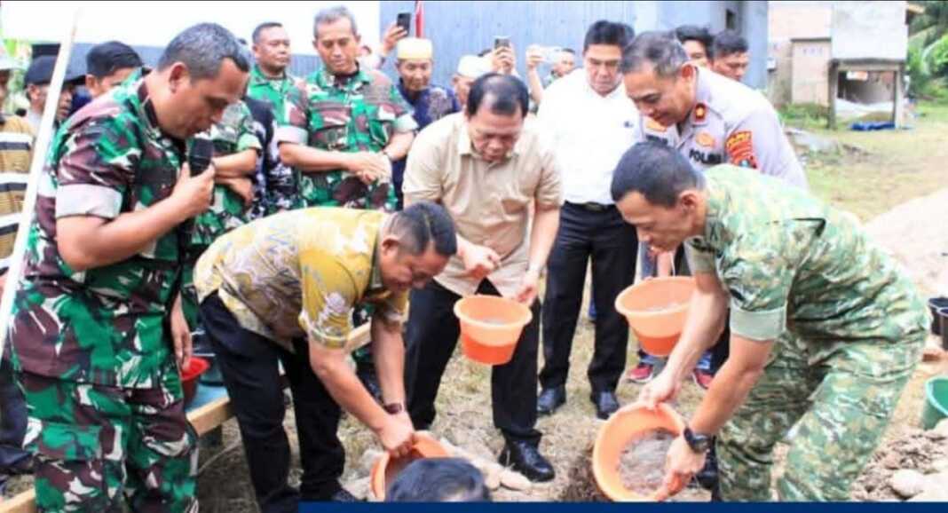 BATU PERTAMA: Dandim 0209/LB Letkol Inf Yudy Ardiyan Saputro saat melaksanakan peletakan batu pertama pembangunan gerai Koperasi Desa/Kelurahan Merah Putih di Desa Tebing Linggahara, Kecamatan Bilah Barat, Jumat (17/10).(Fajar/Sumut Pos)