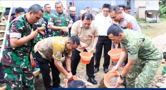 BATU PERTAMA: Dandim 0209/LB Letkol Inf Yudy Ardiyan Saputro saat melaksanakan peletakan batu pertama pembangunan gerai Koperasi Desa/Kelurahan Merah Putih di Desa Tebing Linggahara, Kecamatan Bilah Barat, Jumat (17/10).(Fajar/Sumut Pos)