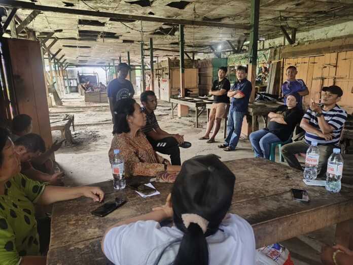 BERSAMA: Kepala Dinas Perdagangan Kota Tebingtinggi Marimbun Marpaung, saat bersama pedagang di Pasar Inpres Kota Tebingtinggi, Minggu (19/10). (Azan Purba/Sumut Pos)