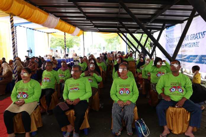 PASIEN: Sebanyak 40 pasien mengikuti seremoni pembukaan Operasi Katarak Gratis 2025 Tambang Emas Martabe. Program ini merupakan wujud nyata kepedulian perusahaan terhadap kesehatan masyarakat, khususnya di Tapanuli Selatan dan sekitarnya.