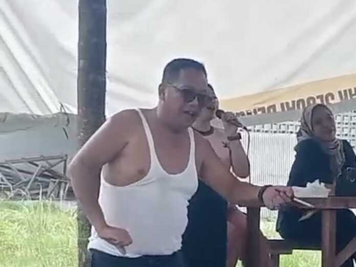 BERJOGET: Potongan video Dewas PDAM Tirtasari Binjai, Joko Basuki, saat berjoget ria yang diiringi nyanyian dari seorang penyanyi wanita.(Istimewa)