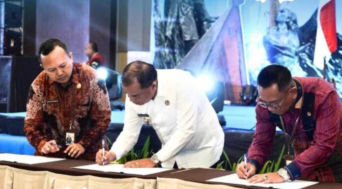 TANDA TANGAN: Bupati Karo Antonius Ginting tanda tangani kerja sama dengan BPS. (Istimewa)