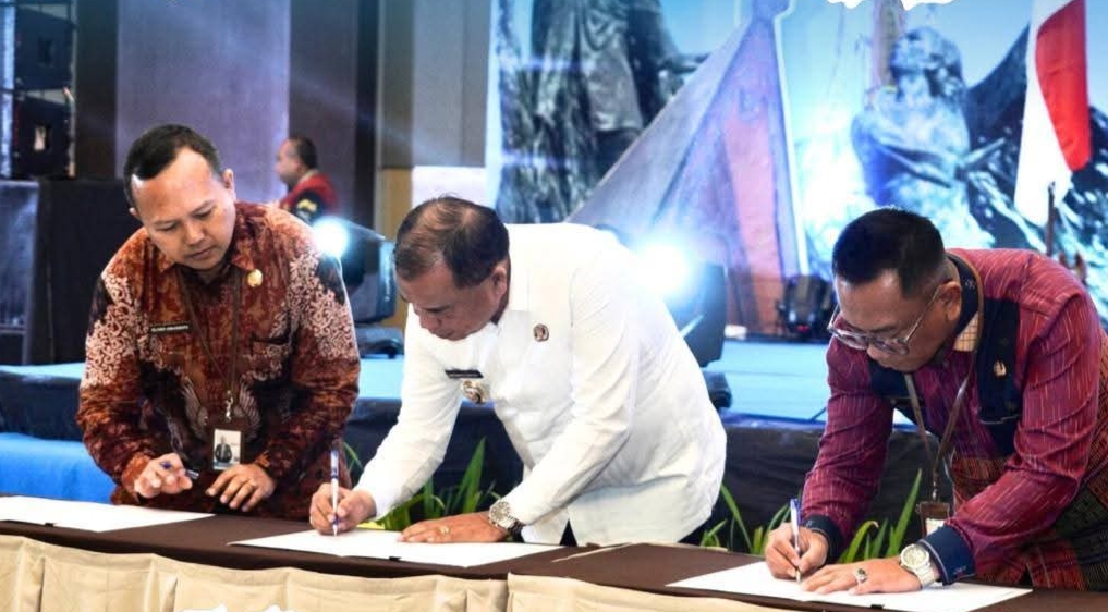 TANDA TANGAN: Bupati Karo Antonius Ginting tanda tangani kerja sama dengan BPS. (Istimewa)
