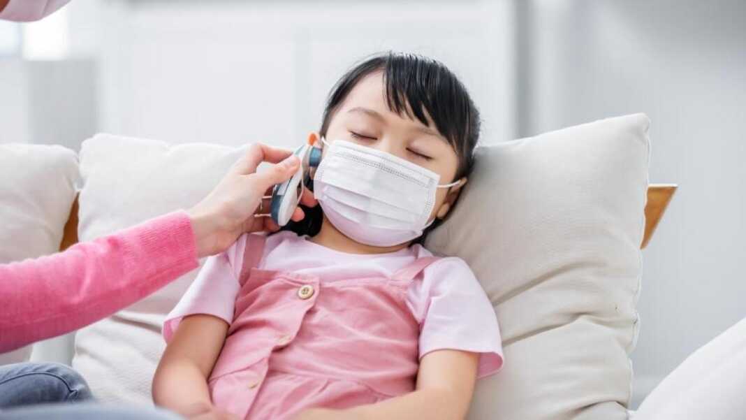 ISPA: Seorang medis mengecek suhu tubuh seorang anak yang mengalami demam akibat terserang ISPA. Saat ini, ISPA menyerang 30.952 warga Kota Medan.