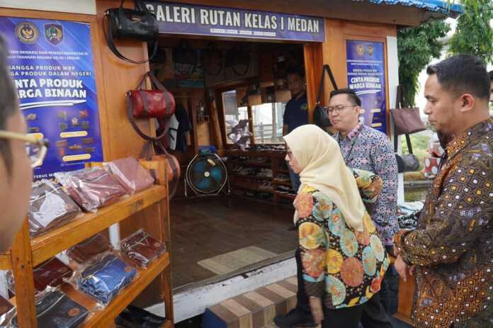 UMKM: Foto: Produk-produk UMKM karya warga binaan Rutan Medan yang ditampilkan. (Ist)