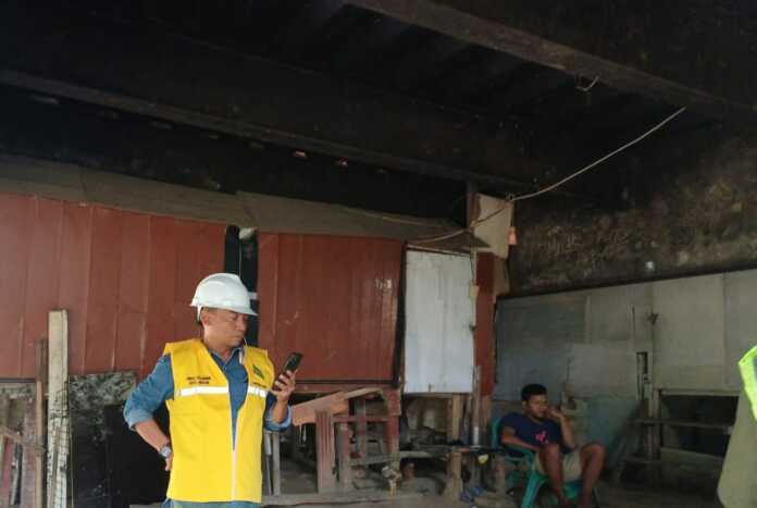 SEMI PERMANEN: Sejumlah rumah semi permanen yang berada di bawah kolong jembatan Jalan Kejaksaan Medan.