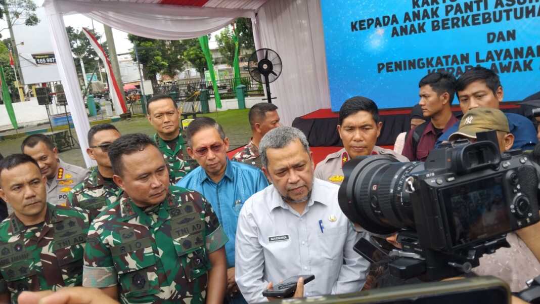 WAWANCARA: Pangdam I/BB Mayjen TNI Rio Firdianto saat diwawancarai wartawan saat peluncuran Kartu Berobat Gratis di RS Putri Hijau. (Istimewa/Sumut Pos)