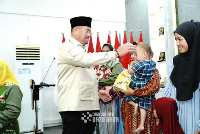 BERIKAN: Bupati Batubara Baharuddin Siagian, bersama Ketua TP PKK Batubara Henny Heridawaty, saat memberikan makanan tambahan bergizi secara gratis kepada anak-anak stunting di Kecamatan Sei Suka di Rumah Dinas Bupati Batubara, Selasa (21/10).(Dokumen Diskominfo Batubara)