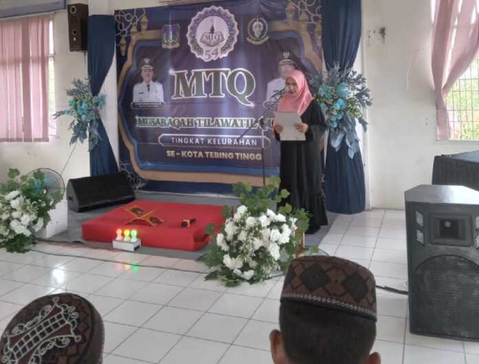 ANTUSIAS: Peserta MTQ Tingkat Kelurahan Persiakan antusias mengikuti lomba di Aula Kantor Kelurahan Persiakan, Selasa (21/10). Kegiatan ini menjadi ajang seleksi menuju MTQ Tingkat Kecamatan Padang Hulu, Kota Tebingtinggi.(Istimewa)