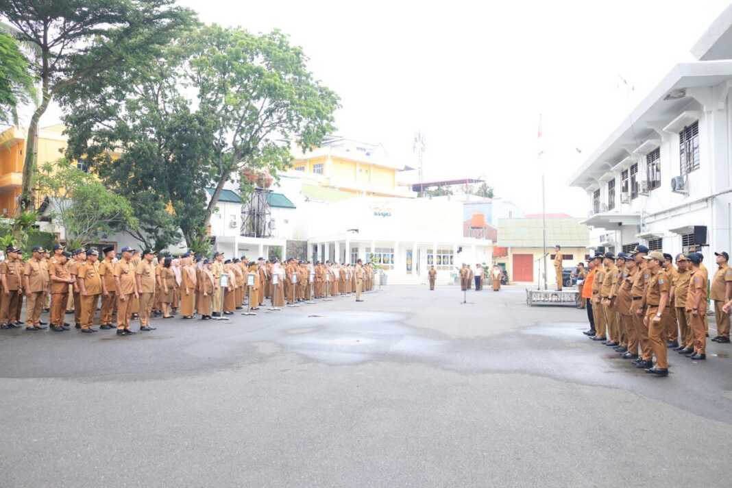 APEL: Jajaran pimpinan OPD dan ASN Pemko Binjai saat mengikuti apel.(Dokumen Diskominfo Binjai)