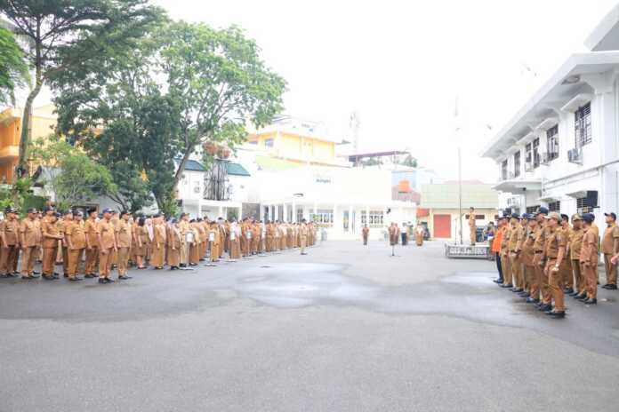 APEL: Jajaran pimpinan OPD dan ASN Pemko Binjai saat mengikuti apel.(Dokumen Diskominfo Binjai)