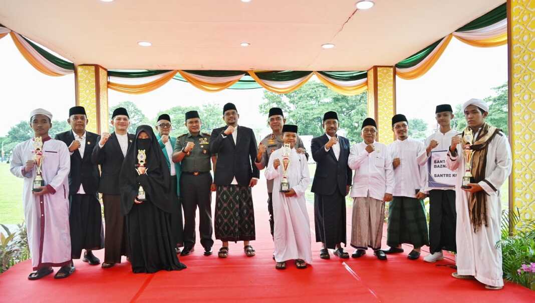 BERSAMA: Gubernur Sumut Bobby Nasution saat diabadikan bersama para santri pada Peringatan Hari Santri Tingkat Sumut 2025 di Lapangan Merdeka Binjai, Rabu (22/10).(Istimewa)
