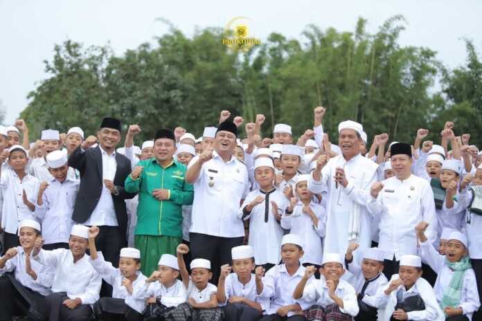 DIABADIKAN: Wakil Bupati Dairi Wahyu Daniel Sagala (tengah) diabadikan bersama para santri usai Upacara Peringatan Hari Santri Nasional X di Ponpes Sidiangkat, Rabu (22/10).(Istimewa)