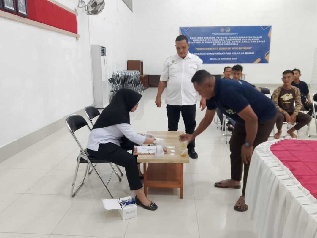 DADAKAN: Tes urine dilakukan dadakan kepada warga binaan pemasyarakatn khusus tamping di Lapas Kelas 2A Binjai.(Istimewa)