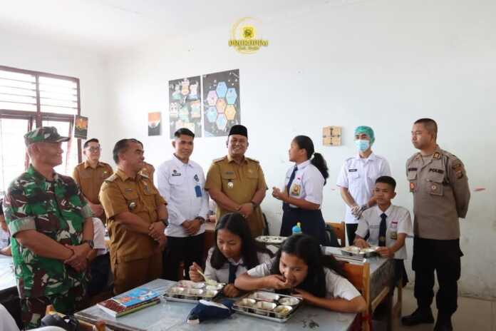 LAUNCHING: Wakil Bupati Dairi Wahyu Daniel Sagala saat menghadiri launching SPPG di Kecamatan Sumbul, Senin (20/10).(Istimewa)