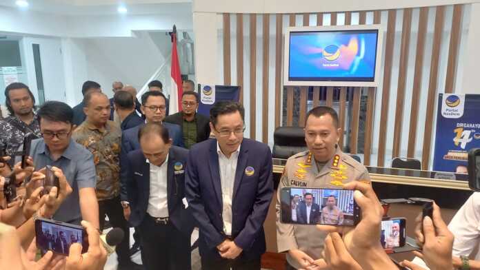 Insiden Salah Tangkap SAMPAIKAN: Kapolrestabes Medan Kombes Pol Jean Calvijn Simanjuntak dan Ketua DPW Nasdem Sumut Iskandar ST menyampaikan keterangan pers di Kantor DPW Nasdem Sumut, terkait insiden salah tangkap, Kamis (23/10).