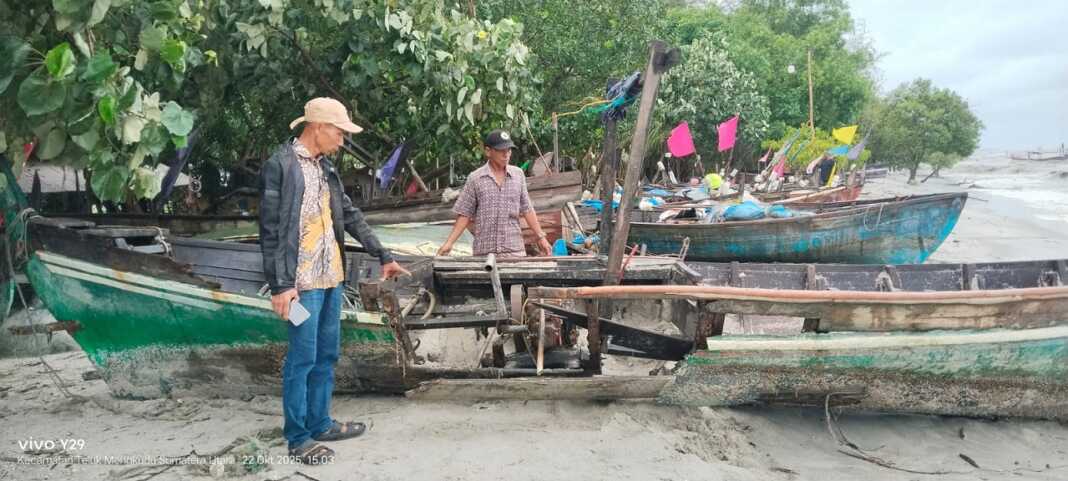 TINJAU LOKASI: Ketua Federasi Serikat Nelayan Nasional (FSNN) Sumut, Irwan Syahril, bersama perwakilan Aliansi Nelayan Sumatera Utara (ANSU), Khair Marpaung, yang meninjau lokasi. ( Fad )
