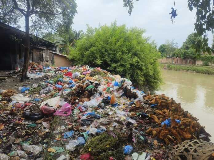 SAMPAH: Tumpukan sampah berbagai jenis, mulai dari plastik, sisa sayuran hingga limbah kelapa, terlihat menggunung di tepi aliran Sungai Padang, Kamis (23/10).