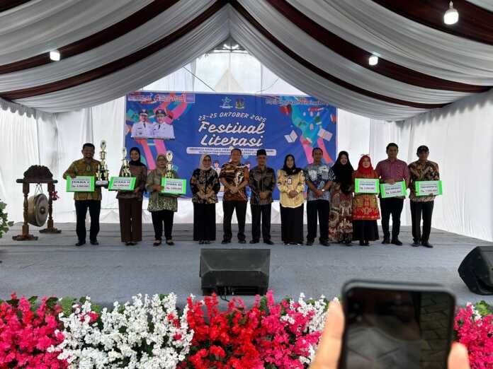 BERSAMA: Plt Kepala Dinas Perpustakaan dan Arsip Kota Tebingtinggi, Amris Siahaan, bersama para pemenang lomba dalam ajang Festival Literasi Tebingtinggi 2025 yang digelar di Lapangan Merdeka, Kamis 23/10/2025
