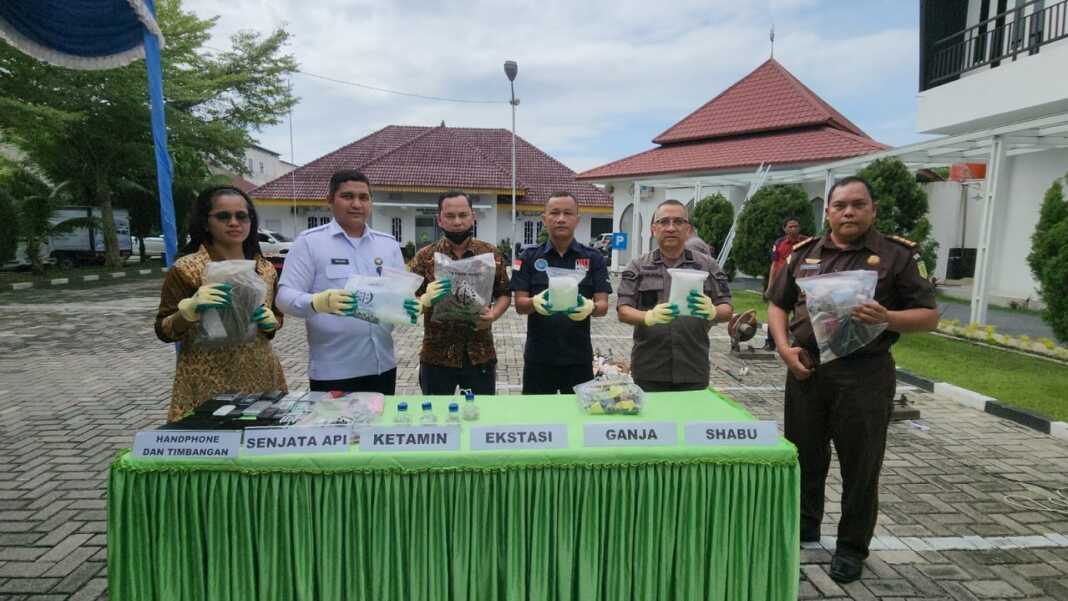 PEMUSNAHAN BARANG BUKTI: Kajari Deliserdang Revanda Sitepu SH saat melakukan prosesi pemusnahan barang bukti di Kantor Kejaksaan Negeri Deliserdang Jalan Sudirman No 5, Lubukpakam, Kabupaten Deliserdang Kamis (23/10).