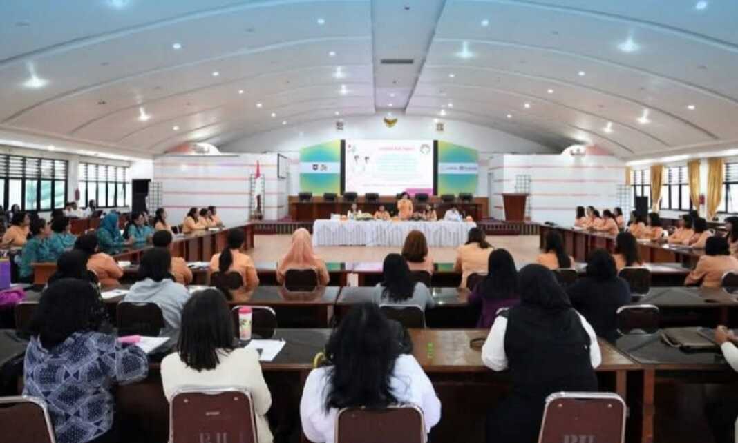 SOSIALISASI: Dharma Wanita Persatuan Kabupaten Karo saat menggelar Sosialisasi Pengembangan Kepribadian.(Istimewa)