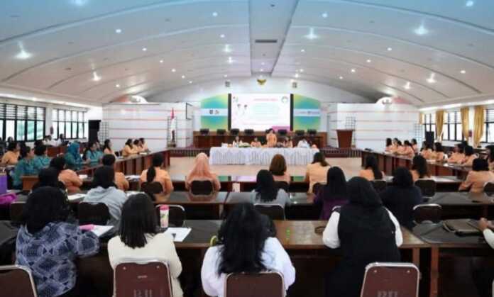 SOSIALISASI: Dharma Wanita Persatuan Kabupaten Karo saat menggelar Sosialisasi Pengembangan Kepribadian.(Istimewa)