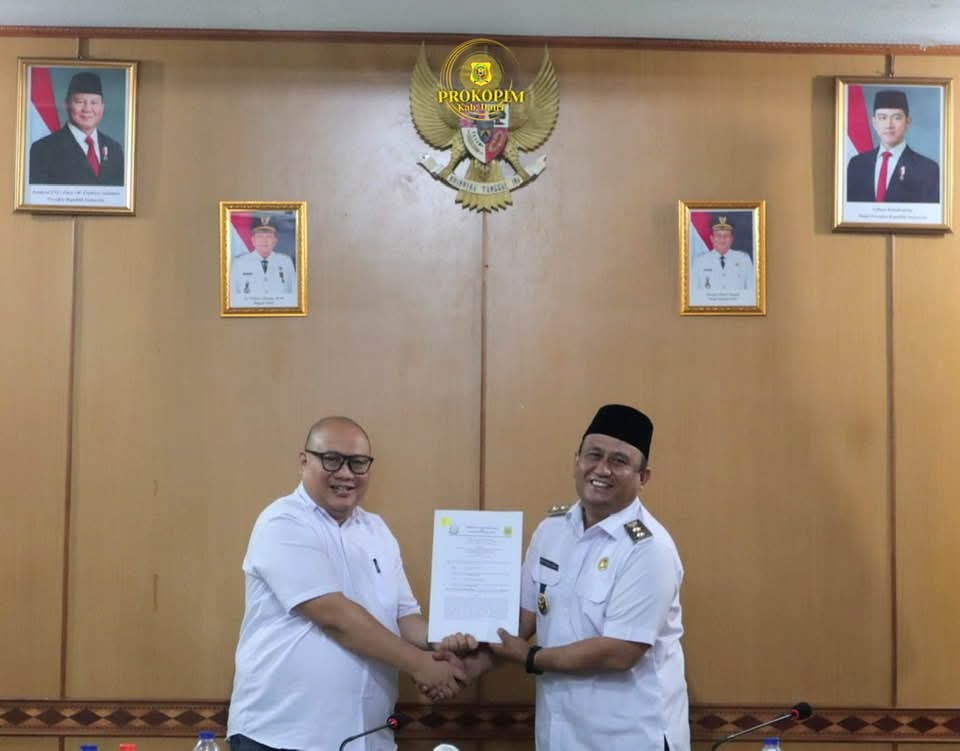 SERAHKAN: Wakil Bupati Dairi Wahyu Daniel Sagala, saat menyerahkan dokumen hibah tanah dan bangunan kepada Kepala Kejari Dairi Cahyadi Sabri, Rabu (22/10).(Istimewa)