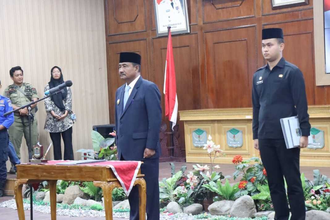 LANTIK: Wali Kota Binjai Amir Hamzah, saat melakukan pelantikan 46 pejabat lingkup Pemko Binjai. (Dokumen Diskominfo Binjai)