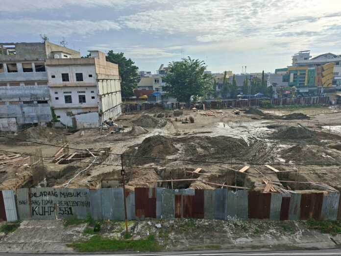 TANPA IZIN: Aktivitas pembangunan di lahan bekas Hotel Garuda Plaza, Jalan Sisingamangaraja/Jalan Dolok Sanggul, Kelurahan Masjid, Medan Kota. Proyek ini tanpa mengantongi Persetujuan Bangunan Gedung (PBG).