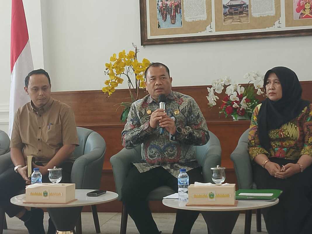KLARIFIKASI: Kepala BPKAD Sumut Timur Tumanggor saat kalrifikasi dana mengendam.