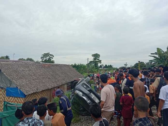 KA Seribilah Seret Mobilio 1 KM, Seorang Pegawai Bandara Kualanamu Tewas dan Kritis.1 EVAKUASI KORBAN: Warga saat mengevakuasi korban kecelakaan KA U51 Sri Bilah menyeret sebuah mobil Honda Mobilio di perlintasan tanpa palang pintu Gang Sentosa Desa Tumpatan Kecamatan Beringin Kabupaten Deliserdang, Jumat (24/10) sekira pukul 13.00 WIB.