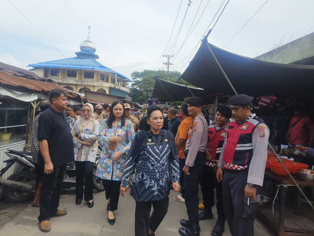 RELOKASI PASAR: Kadis Perdagangan Kota Tebingtinggi, Marimbun Marpaung, bersama sejumlah pejabat OPD dan unsur Forkopimda meninjau langsung proses relokasi pedagang Pasar Inpres, Jumat (24/10).