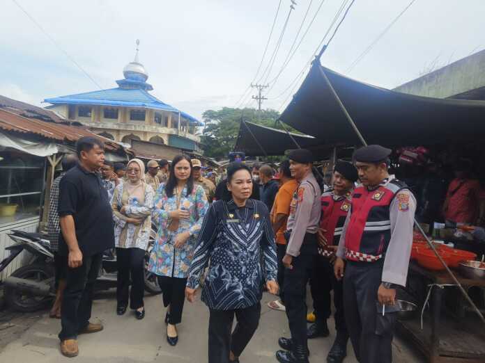 Relokasi Pedagang Pasar Inpres Tebingtinggi Berjalan Kondusif, Pemko Pastikan Fasilitas Lengkap RELOKASI PASAR: Kadis Perdagangan Kota Tebingtinggi, Marimbun Marpaung, bersama sejumlah pejabat OPD dan unsur Forkopimda meninjau langsung proses relokasi pedagang Pasar Inpres, Jumat (24/10).