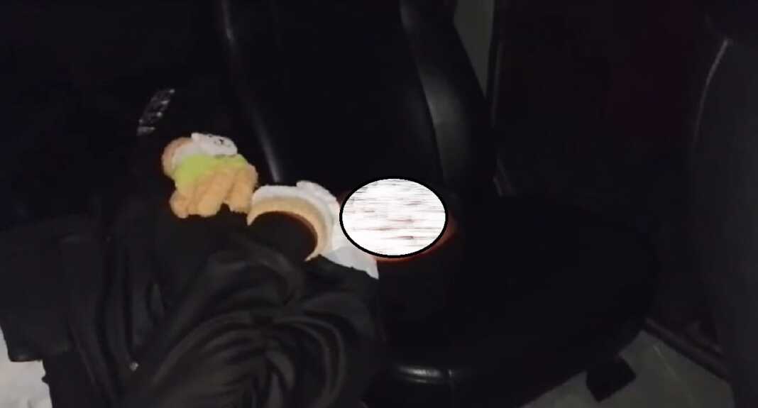 EVAKUASI: Personel Gegana Brimob Polda Sumut saat mengevakuasi Bidan korban kecelakaan di Tapsel. Istimewa/Sumut Pos