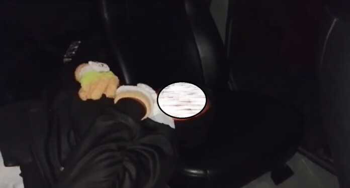 EVAKUASI: Personel Gegana Brimob Polda Sumut saat mengevakuasi Bidan korban kecelakaan di Tapsel. Istimewa/Sumut Pos