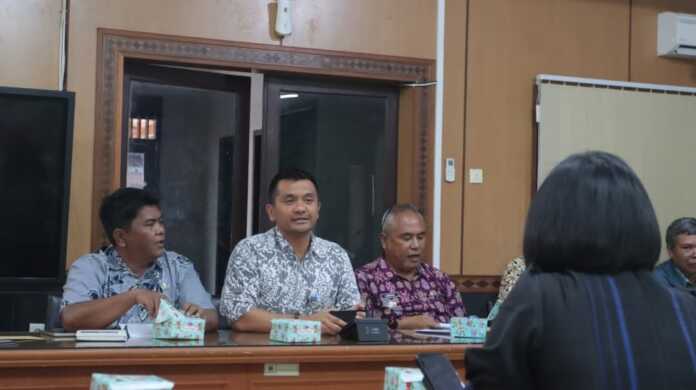 Pemkab Dairi RAPAT: Kepala Dinas Parbudpora Kabupaten Dairi, Rahmat Syah Munthe (dua kiri), saat memimpin Rapat Pematangan Pelaksanaan Pesta Njuah-Njuah, Kamis (23/10).(Istimewa)