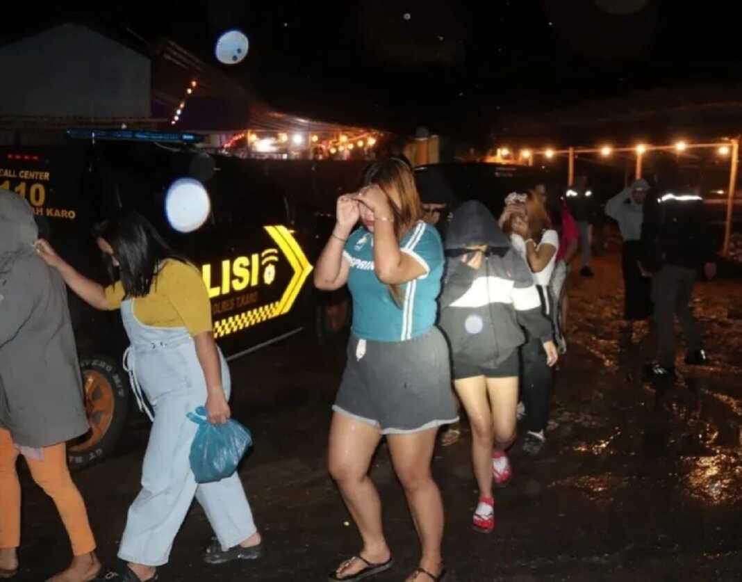 DIRAZIA: Sejumlah perempuan diamankan pihak Satreskrim Polres Tanah Karo saat merazia tempat hiburan malam di wilayah hukumnya, Selasa (21/10).(Istimewa)