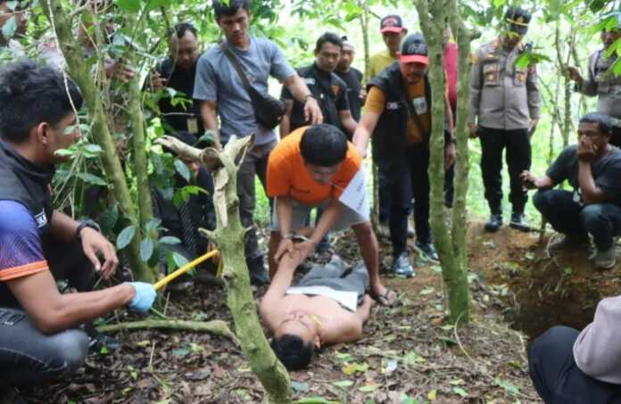 REKONSTRUKSI: Usai membunuh, tersangka Ganda Naninggolan mengubur jenazah Melky di bawah pohon kopi pada gelaran rekonstruksi kasus pembunuhan, Kamis (23/10).(Istimewa)