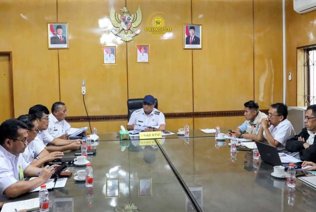 RAPAT: Wakil Bupati Dairi Wahyu Daniel Sagala memimpin rapat bersama BGN. Dalam rapat itu, Wahyu meminta BGN menyasar sekolah di daerah tertinggal, terluar, dan terdepan dalam mendistribusikan MBG. (ISTIMEWA)