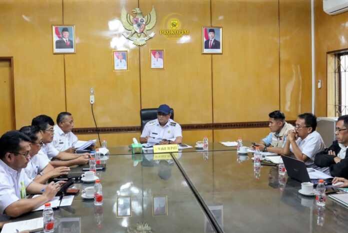 RAPAT: Wakil Bupati Dairi Wahyu Daniel Sagala memimpin rapat bersama BGN. Dalam rapat itu, Wahyu meminta BGN menyasar sekolah di daerah tertinggal, terluar, dan terdepan dalam mendistribusikan MBG. (ISTIMEWA)