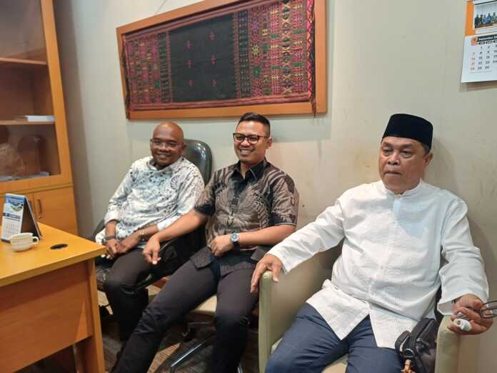 KETERANGAN: Ronny Reynaldo Situmorang (kiri), Lambok Simamora (tengah), dan Dody Tahir (kanan) saat memberikan keterangan kepada wartawan di ruang Ketua Komisi C DPRD Sumut, Senin (27/10/2025). (Markus Pasaribu/Sumut Pos)