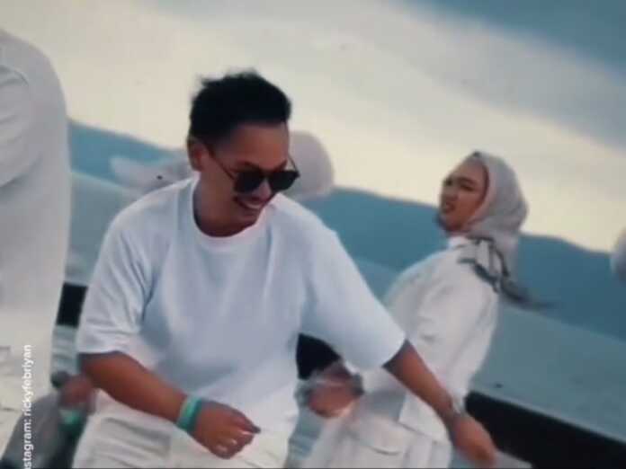 BERJOGET: Tangkapan layar ketika Anggota Komisi D DPRD Langkat M Rizki Rifai saat asyik berjoget di atas Kapal Pinisi. (ISTIMEWA/SUMUT POS)