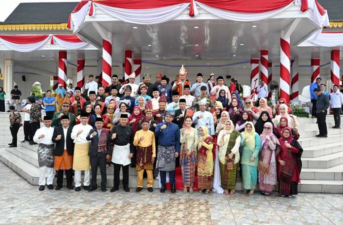 FOTO BERSAMA: Gubsu Muhammad Bobby Nasution, foto bersama dengan para pimpinan OPD, usai upacara Peringatan Hari Sumpah Pemuda ke-97 Tingkat Provinsi Sumut Tahun 2025 di Lapangan Astaka Jalan William Iskandar, Deliserdang, Selasa (28/10/2025).